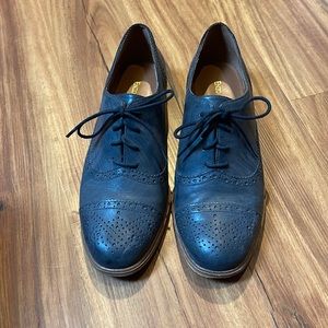 Women’s Size 8.5 Enzo Angiolini wingtip dress shoe.